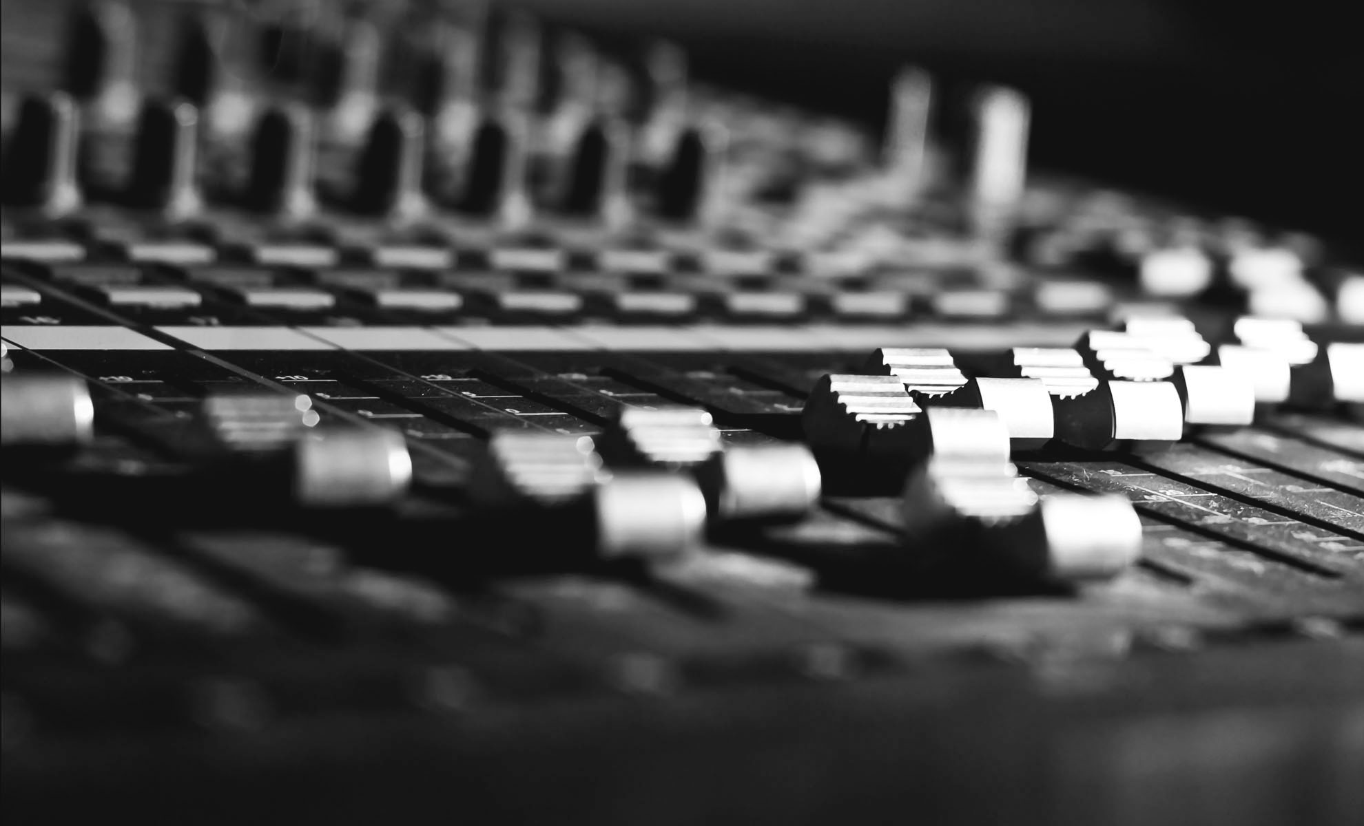 A picture of a audio mixing console.